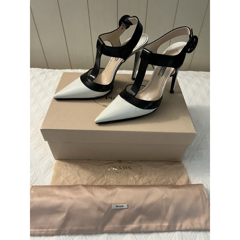 PRADA pumps in white and black leather with a T-strap, size 6 (36).